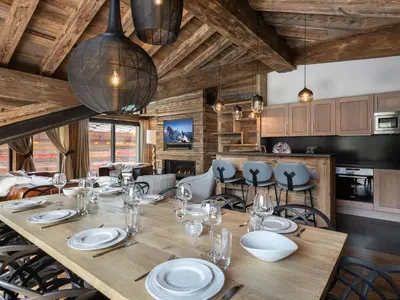 Cuisine ou kitchenette dans l'établissement Chalet luxueux avec 5 chambres, hammam, cheminée et grande terrasse au cœur de Val d'Isère - FR-1-567-34