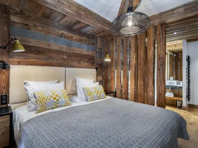 Un ou plusieurs lits dans un hébergement de l'établissement Chalet luxueux avec 5 chambres, hammam, cheminée et grande terrasse au cœur de Val d'Isère - FR-1-567-34