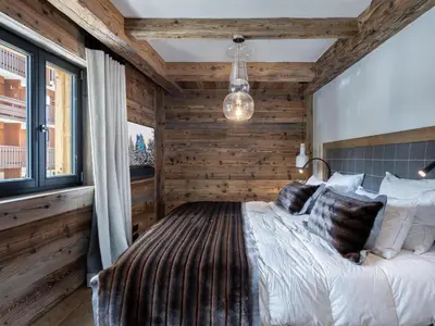 Un ou plusieurs lits dans un hébergement de l'établissement Chalet luxueux avec 5 chambres, hammam, cheminée et grande terrasse au cœur de Val d'Isère - FR-1-567-34