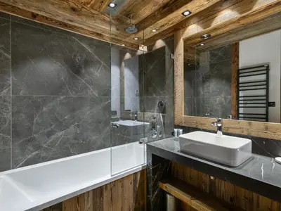 Salle de bains dans l'établissement Chalet luxueux avec 5 chambres, hammam, cheminée et grande terrasse au cœur de Val d'Isère - FR-1-567-34