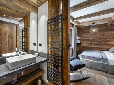 Salle de bains dans l'établissement Chalet luxueux avec 5 chambres, hammam, cheminée et grande terrasse au cœur de Val d'Isère - FR-1-567-34