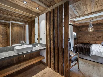 Salle de bains dans l'établissement Chalet luxueux avec 5 chambres, hammam, cheminée et grande terrasse au cœur de Val d'Isère - FR-1-567-34