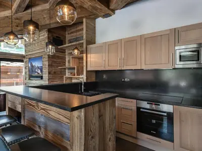 Cuisine ou kitchenette dans l'établissement Chalet luxueux avec 5 chambres, hammam, cheminée et grande terrasse au cœur de Val d'Isère - FR-1-567-34
