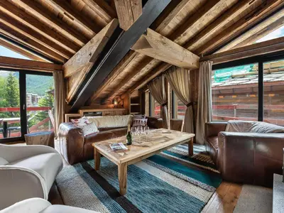 Coin salon dans l'établissement Chalet luxueux avec 5 chambres, hammam, cheminée et grande terrasse au cœur de Val d'Isère - FR-1-567-34