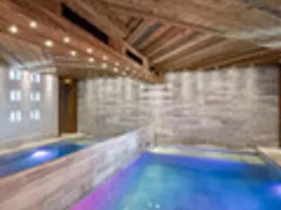 Piscine de l'établissement Chalet d'Exception avec Piscine, Hammam et Ascenseur à Val d'Isère, Proche des Pistes - FR-1-567-38 ou située à proximité
