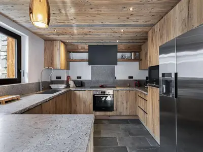 Cuisine ou kitchenette dans l'établissement Chalet d'Exception avec Piscine, Hammam et Ascenseur à Val d'Isère, Proche des Pistes - FR-1-567-38
