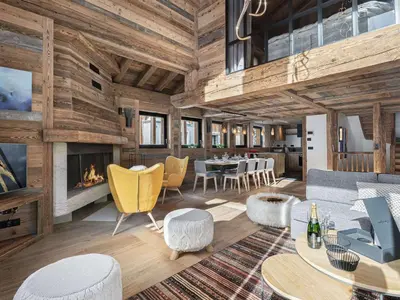 Coin salon dans l'établissement Chalet d'Exception avec Piscine, Hammam et Ascenseur à Val d'Isère, Proche des Pistes - FR-1-567-38