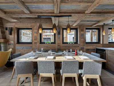 Restaurant ou autre lieu de restauration dans l'établissement Chalet d'Exception avec Piscine, Hammam et Ascenseur à Val d'Isère, Proche des Pistes - FR-1-567-38