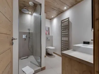 Salle de bains dans l'établissement Bel appartement 4 pièces avec terrasse et parking, à 350m du centre de Val d'Isère - FR-1-567-40