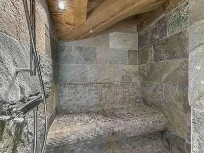 Coin salon dans l'établissement Luxueux appartement 4 chambres avec hammam, proche centre et pistes de Val d'Isère - FR-1-567-42