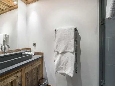 Salle de bains dans l'établissement Luxueux appartement 4 chambres avec hammam, proche centre et pistes de Val d'Isère - FR-1-567-42