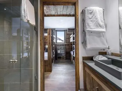 Salle de bains dans l'établissement Luxueux appartement 4 chambres avec hammam, proche centre et pistes de Val d'Isère - FR-1-567-42