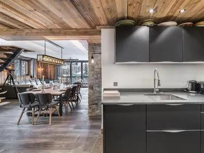 Cuisine ou kitchenette dans l'établissement Luxueux appartement 4 chambres avec hammam, proche centre et pistes de Val d'Isère - FR-1-567-42