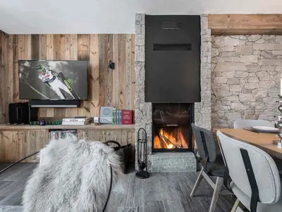 Télévision ou salle de divertissement dans l'établissement Luxueux appartement 4 chambres avec hammam, proche centre et pistes de Val d'Isère - FR-1-567-42