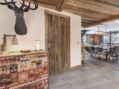Restaurant ou autre lieu de restauration dans l'établissement Luxueux appartement 4 chambres avec hammam, proche centre et pistes de Val d'Isère - FR-1-567-42