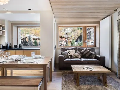 Coin salon dans l'établissement Duplex rénové avec parking, proche centre et remontées, navette et bus à deux pas - FR-1-567-41