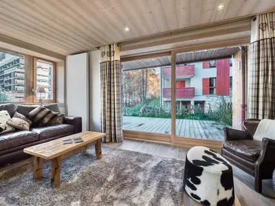 Coin salon dans l'établissement Duplex rénové avec parking, proche centre et remontées, navette et bus à deux pas - FR-1-567-41