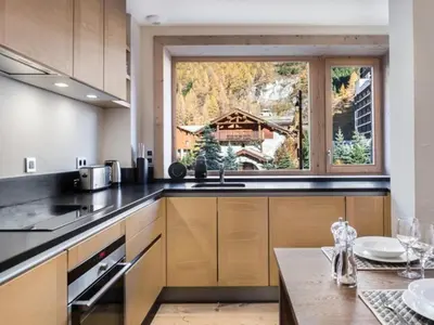 Cuisine ou kitchenette dans l'établissement Duplex rénové avec parking, proche centre et remontées, navette et bus à deux pas - FR-1-567-41