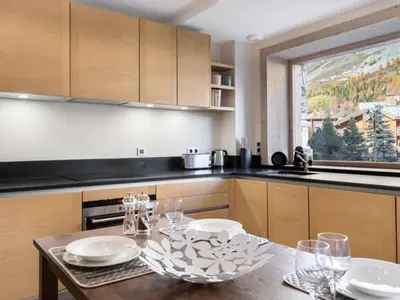 Cuisine ou kitchenette dans l'établissement Duplex rénové avec parking, proche centre et remontées, navette et bus à deux pas - FR-1-567-41