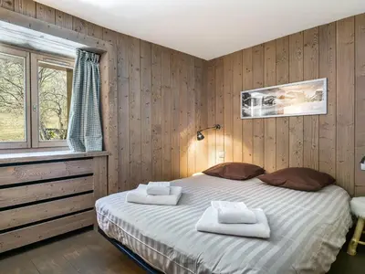Un ou plusieurs lits dans un hébergement de l'établissement Appartement de standing avec balcon en plein centre, près des pistes - 4 chambres, 8 personnes - FR-1-567-49