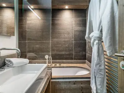 Salle de bains dans l'établissement Appartement de standing avec balcon en plein centre, près des pistes - 4 chambres, 8 personnes - FR-1-567-49