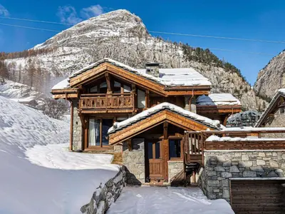 Vue générale sur la montagne ou vue sur la montagne depuis le chalet