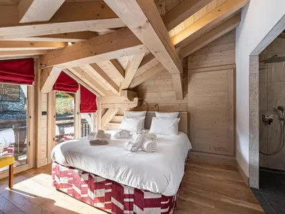 Un ou plusieurs lits dans un hébergement de l'établissement Chalet spacieux près des pistes avec sauna et WiFi, animaux admis - FR-1-567-69