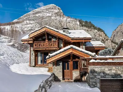 Vue générale sur la montagne ou vue sur la montagne depuis le chalet