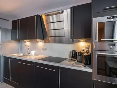 Cuisine ou kitchenette dans l'établissement Duplex moderne à 100m des pistes, WIFI, casier à skis - FR-1-567-66