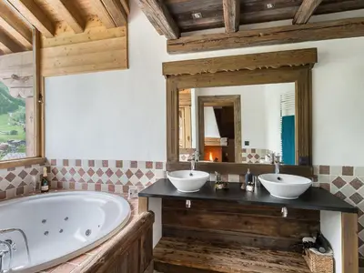 Salle de bains dans l'établissement Chalet de luxe à Val-d'Isère avec accès direct aux pistes, 5 chambres, parking - FR-1-567-64