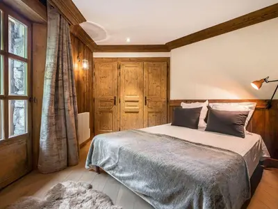 Un ou plusieurs lits dans un hébergement de l'établissement Chalet de luxe à Val-d'Isère avec accès direct aux pistes, 5 chambres, parking - FR-1-567-64