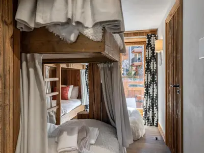 Un ou plusieurs lits dans un hébergement de l'établissement Appartement Ski-in/Ski-out, 3 Chambres, Cheminée, Parking, Val-d'Isère - FR-1-567-74