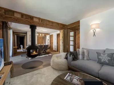 Coin salon dans l'établissement Appartement Ski-in/Ski-out, 3 Chambres, Cheminée, Parking, Val-d'Isère - FR-1-567-74