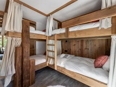 Un ou plusieurs lits dans un hébergement de l'établissement Appartement Ski-in/Ski-out, 3 Chambres, Cheminée, Parking, Val-d'Isère - FR-1-567-74