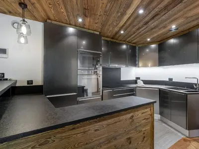 Cuisine ou kitchenette dans l'établissement Appartement de Luxe Centre, Proche Pistes, Sauna, Balcon, jusqu'à 6 Pers. - FR-1-567-58