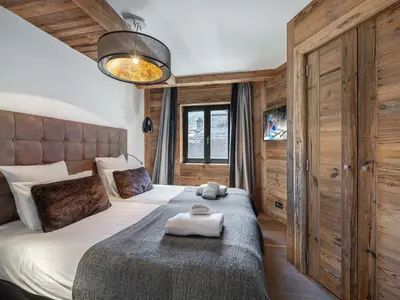 Un ou plusieurs lits dans un hébergement de l'établissement Appartement de luxe avec sauna et terrasse au centre de Val d'Isère - FR-1-567-51