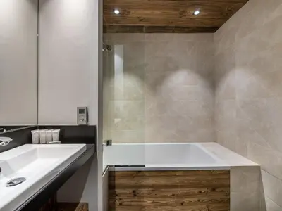 Salle de bains dans l'établissement Appartement de luxe avec sauna et terrasse au centre de Val d'Isère - FR-1-567-51