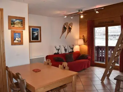 Coin salon dans l'établissement Appartement familial à Pralognan - 6 pers, balcon est - FR-1-464-181