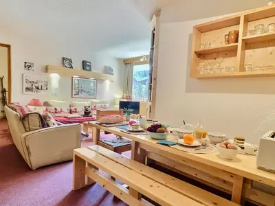Coin salon dans l'établissement Appartement 3 pièces pour 6 pers. avec parking à 600m des pistes à Val d'Isère - FR-1-411-675
