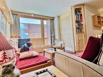 Coin salon dans l'établissement Appartement 3 pièces pour 6 pers. avec parking à 600m des pistes à Val d'Isère - FR-1-411-675
