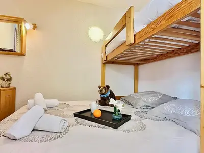Un ou plusieurs lits dans un hébergement de l'établissement Appartement 3 pièces pour 6 pers. avec parking à 600m des pistes à Val d'Isère - FR-1-411-675