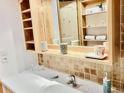 Salle de bains dans l'établissement Appartement 3 pièces pour 6 pers. avec parking à 600m des pistes à Val d'Isère - FR-1-411-675