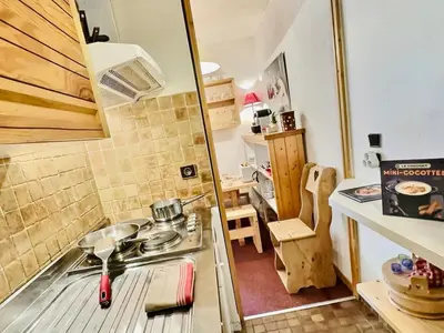 Cuisine ou kitchenette dans l'établissement Appartement 3 pièces pour 6 pers. avec parking à 600m des pistes à Val d'Isère - FR-1-411-675