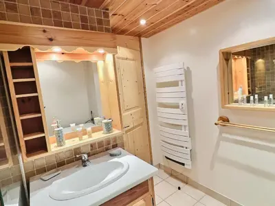 Salle de bains dans l'établissement Appartement 3 pièces pour 6 pers. avec parking à 600m des pistes à Val d'Isère - FR-1-411-675