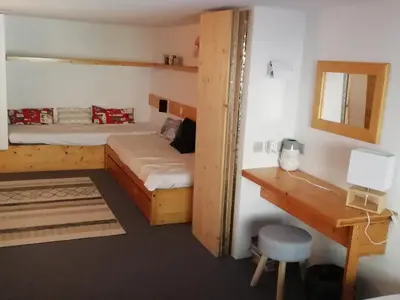 Un ou plusieurs lits dans un hébergement de l'établissement Duplex skis aux pieds pour 5 pers, animaux admis, Les Arcs 1800 - FR-1-411-676