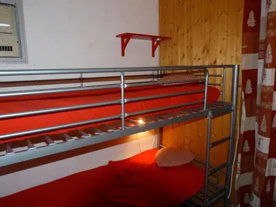 Un ou plusieurs lits dans un hébergement de l'établissement Studio cosy pour 3 aux Arcs 1800, proche pistes, avec balcon et TV - FR-1-411-681