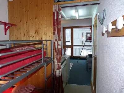 Un ou plusieurs lits superposés dans un hébergement de l'établissement Studio cosy pour 3 aux Arcs 1800, proche pistes, avec balcon et TV - FR-1-411-681