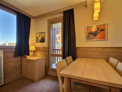 Coin salon dans l'établissement Studio-cabine pour 4 à Belle Plagne avec balcon - FR-1-455-182