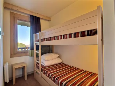 Un ou plusieurs lits dans un hébergement de l'établissement Studio-cabine pour 4 à Belle Plagne avec balcon - FR-1-455-182