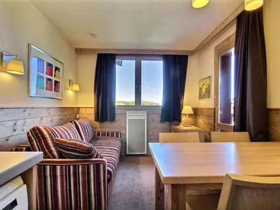 Coin salon dans l'établissement Studio-cabine pour 4 à Belle Plagne avec balcon - FR-1-455-182